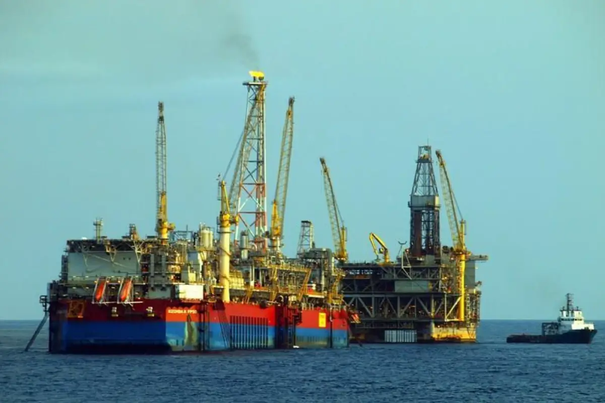 Investigação aponta derrames persistentes de petróleo ao largo de Angola
