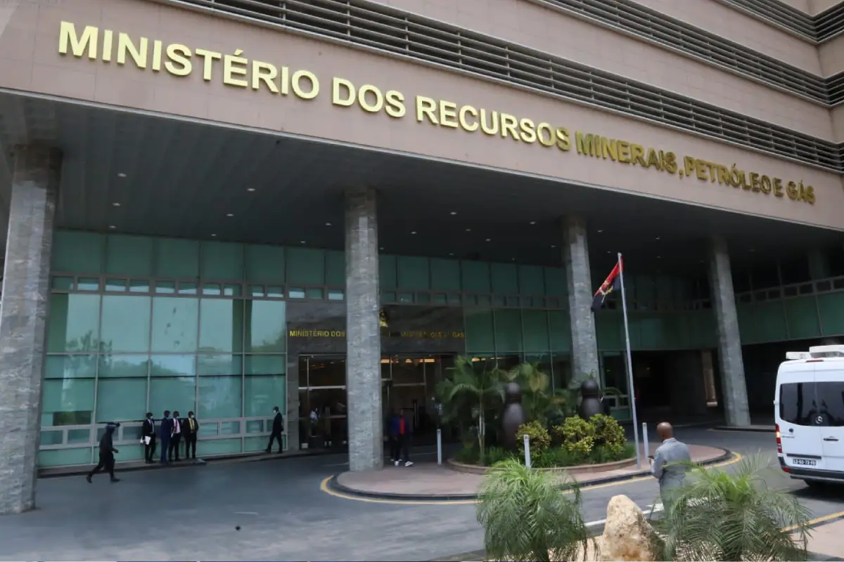 MIREMPET abre 30 bolsas de estudo em França para estudantes angolanos